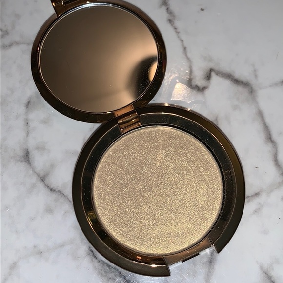 Becca Light Chaser Highlighter Pearl Flashes Gold - Picture 5 of 16